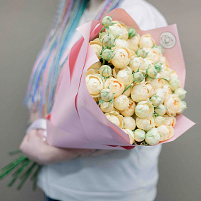 Букет из 25 кремовых кустовых пионовидных роз 70 см (Россия) в розовой пленке