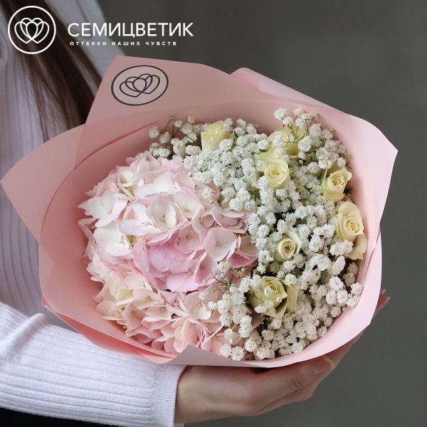 Букет из гортензии, гипсофилы и белой розы в розовой пленке