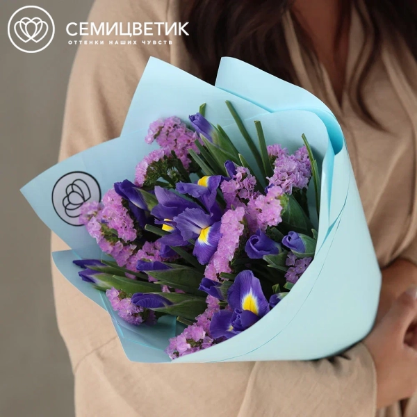 Букет из ирисов и статицы в голубой пленке