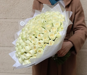 Букет из 101 белой пионовидной розы Titanium (Кения) 40 см в прозрачной упаковке 