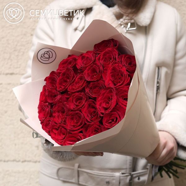 Букет из 25 красных роз Ever Red 50 см (Кения) в кремовой упаковке