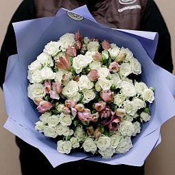 Букет из 18 белых кустовых роз и 7 розовых альстромерий в сиреневой пленке