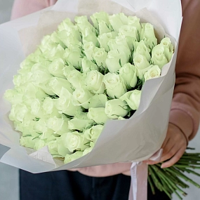 Букет из 65 белых роз 40 см (Кения) в белой пленке