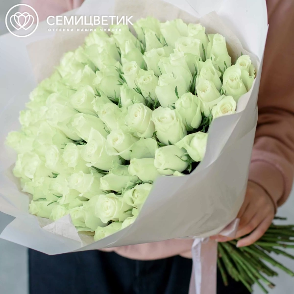 Букет из 65 белых роз 35-40 см (Кения) в белой пленке