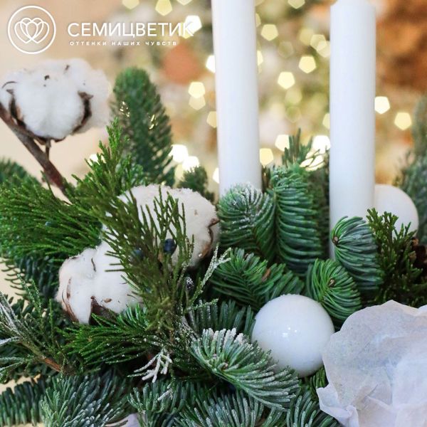 Новогодняя композиция со свечами в белых тонах