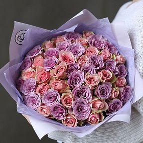 Букет из 51 сиреневой и нежно-розовой розы 35 см (Кения)