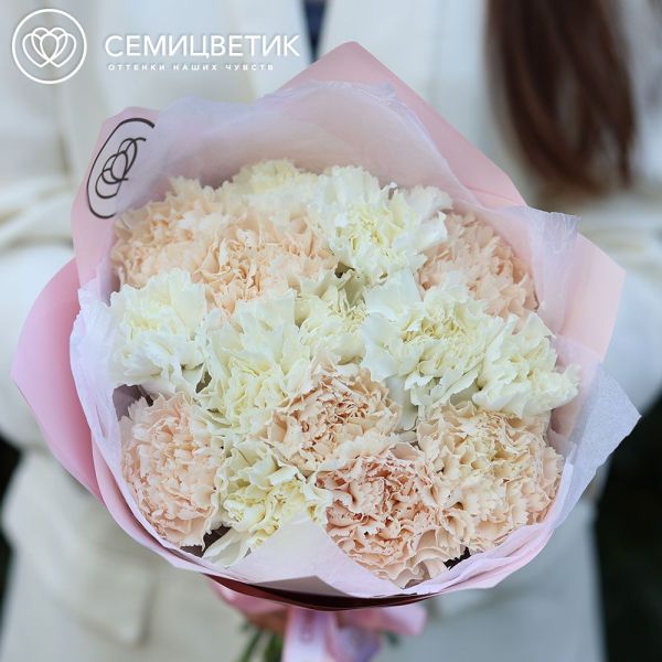 Букет из 15 белых и кремовых гвоздик