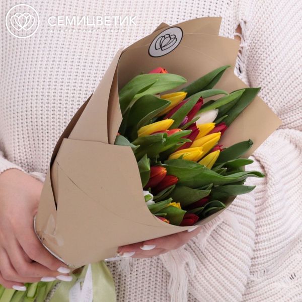 Букет из 35 тюльпанов микс 40 см в кремовой пленке