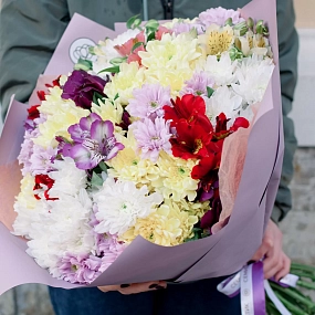 Букет из 15 кустовых хризантем и 10 альстромерий микс в сиреневой пленке