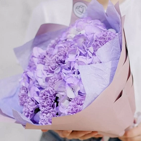 Букет из 3 фиолетовых гортензий и 10 сиреневых гвоздик в розовой пленке