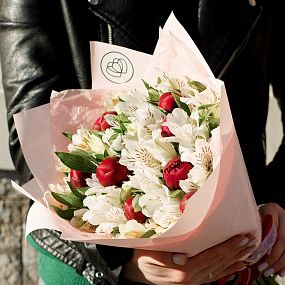 Букет из 9 бордовых пионов и 12 белых альстромерий
