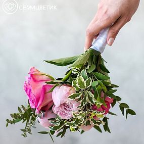 Свадебный букет из пионов, роз и эвкалипта