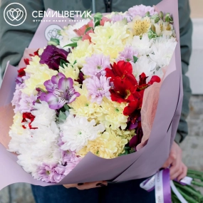 Букет из 15 кустовых хризантем и 10 альстромерий микс в сиреневой пленке