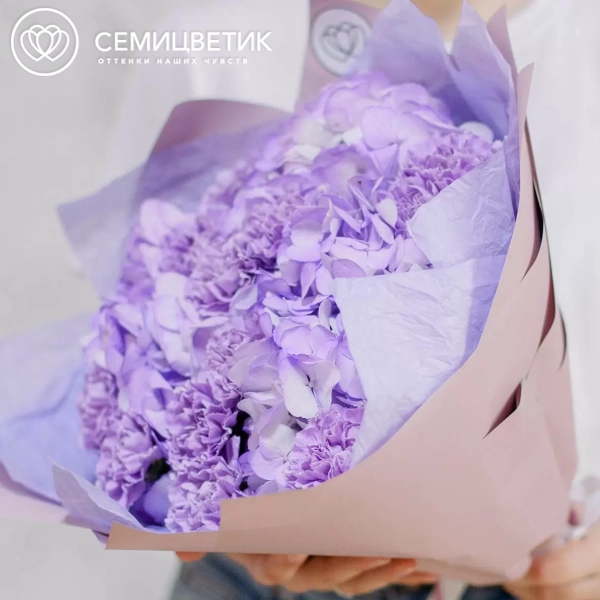 Букет из 3 фиолетовых гортензий и 10 сиреневых гвоздик в розовой пленке