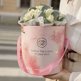 Букет в розовой шляпной коробке Amour Mini из 21 белой розы (Кения) с эвкалиптом