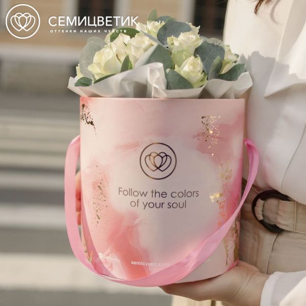 Букет в розовой шляпной коробке Amour Mini из 21 белой розы (Кения) с эвкалиптом