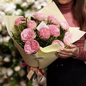 Букет из 11 нежно-розовых пионовидных роз Bridal Piano 40 см с фисташкой