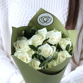 Свадебный букет  из 9 белых роз 40 см (Кения) с фисташкой