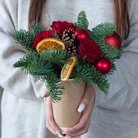 Композиция из красных роз (Кения) с елью в стакане