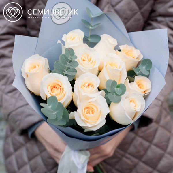 Букет из 11 кремовых роз Creme de la Creme 50 см (Эквадор) с эвкалиптом