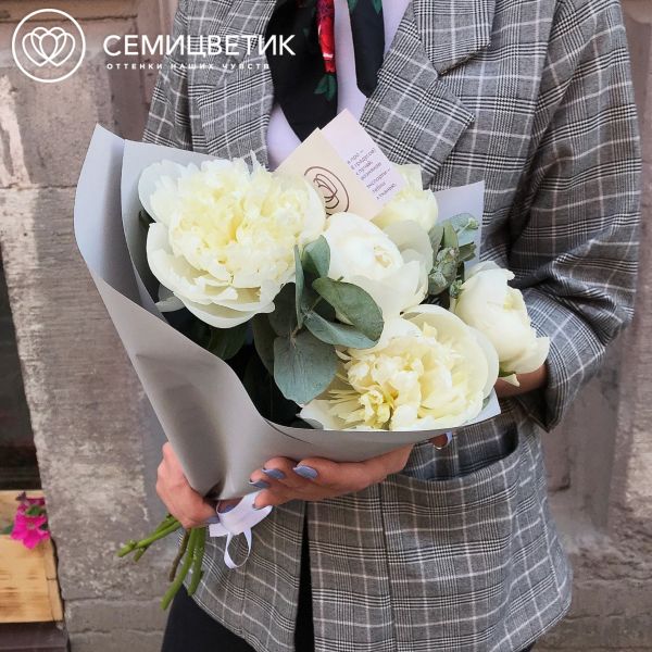 Букет из 5 белых пионов с зеленью Premium
