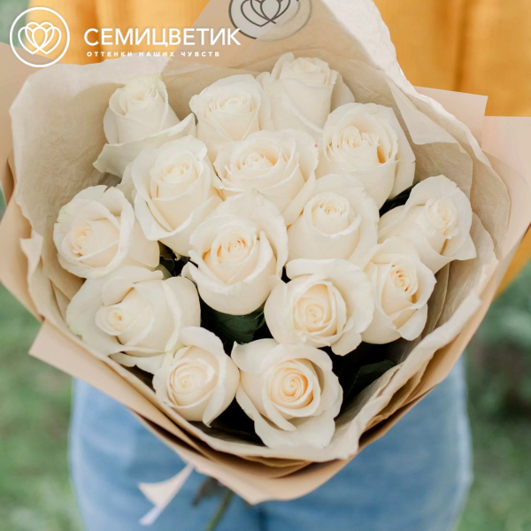 Букет из 15 белых роз Vendela 60 см (Эквадор) в кремовой пленке