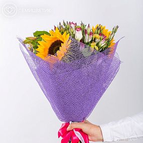 Букет с подсолнухами, лизиантусом и альстромерией в натуральной упаковке