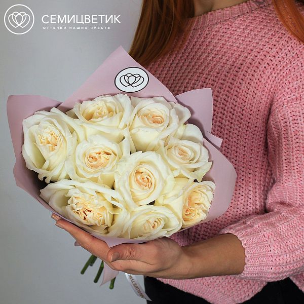 Букет из 9 белых пионовидных роз White O'Hara 40 см в розовой пленке