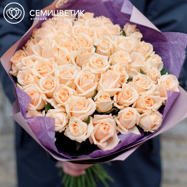 Букет из 51 кремовой розы Пич Аваланш 40 см (Россия) в сиреневой пленке