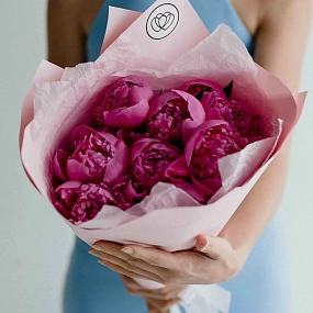 Букет из 9 ярко-розовых пионов Standart Plus в розовой пленке