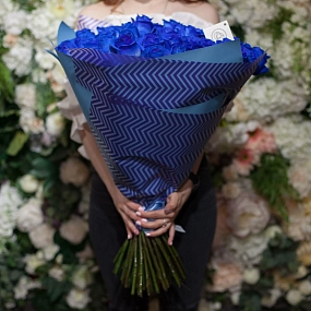 Букет из 51 синей розы 60 см (Эквадор) в голубой пленке