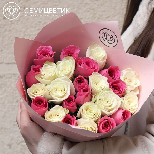 Букет из 25 белых и розовых роз 50 см (Кения) в розовой упаковке