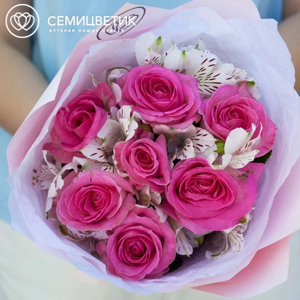 Букет из 7 розовых роз 40 см (Россия) и 4 белых альстромерий в розовой пленке