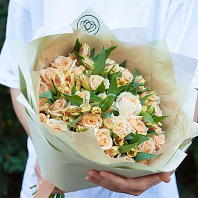 Букет из 26 кремовых роз 35-40 см (Россия) и 7 оранжевая альстромерий в зеленой пленке