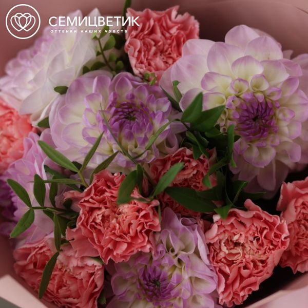 Букет из светло-сиреневых георгинов и розовых гвоздик