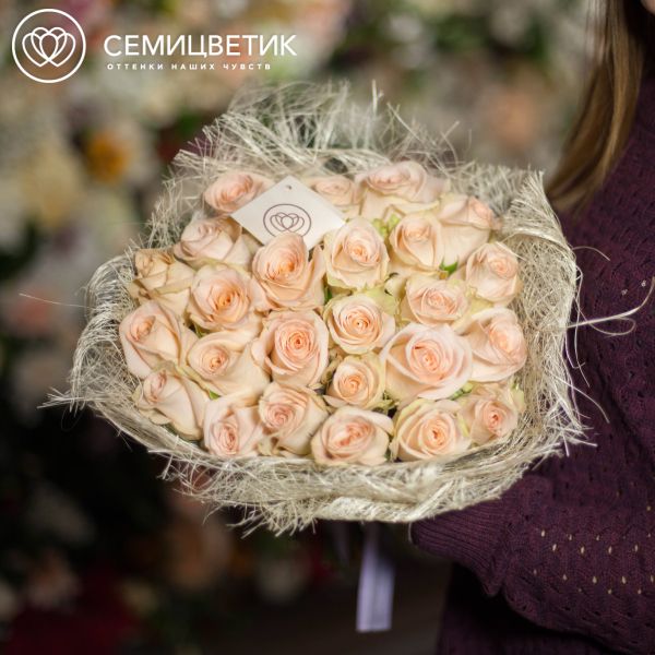 Букет из 25 кремовых роз Tiffany 50 см (Эквадор)