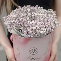 Букет в розовой шляпной коробке Amour Mini из 7 сиреневых гипсофил