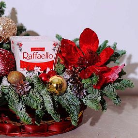 Новогодняя подарочная корзина с диффузором и конфетами