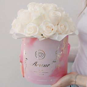 Букет в розовой шляпной коробке Amour Mini из 25 белых роз Vendela (Эквадор) 