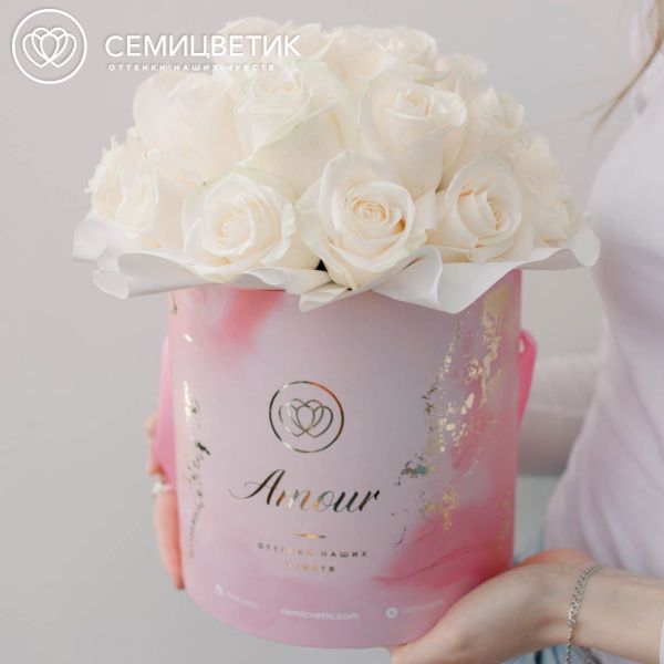 Букет в розовой шляпной коробке Amour Mini из 25 белых роз Vendela (Эквадор) 