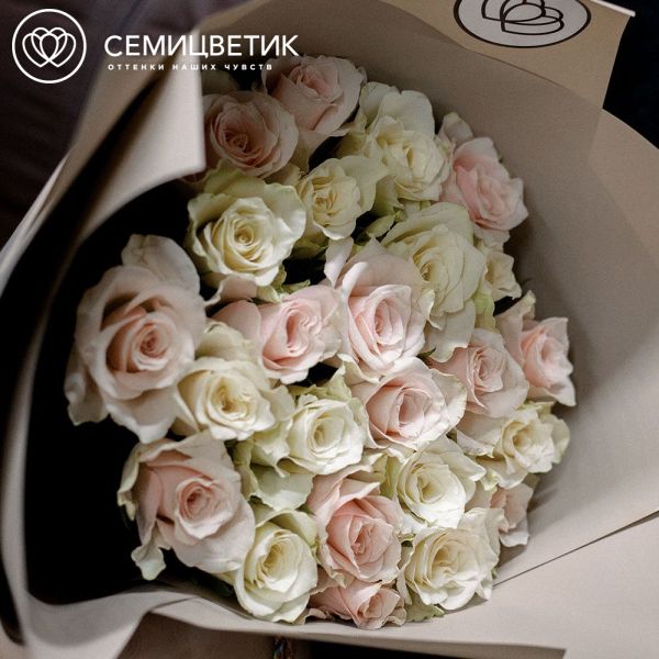 Букет из 25 нежно-розовых и белых роз 40 см (Кения) в кремовой пленке