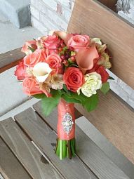 Свадебный букет из роз, калл и хиперикума