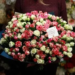 Букет из 101 кустовой бело-кремовой розы 40 см Букет из 101 бело-кремовой кустовой розы 40 см (Кения)