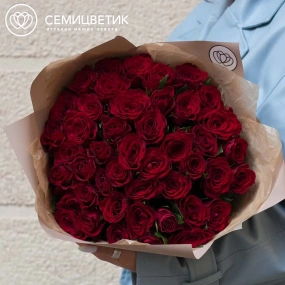 Букет из 45 красных роз 35-40 см (Кения) в кремовой пленке
