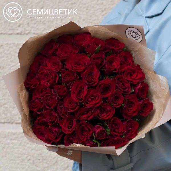 Букет из 45 красных роз 35-40 см (Кения) в кремовой пленке