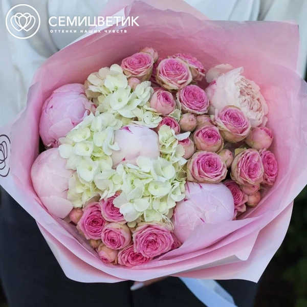 Букет из 5 пионов Premium, 3 кустовых пионовидных розовых роз и белой гортензии