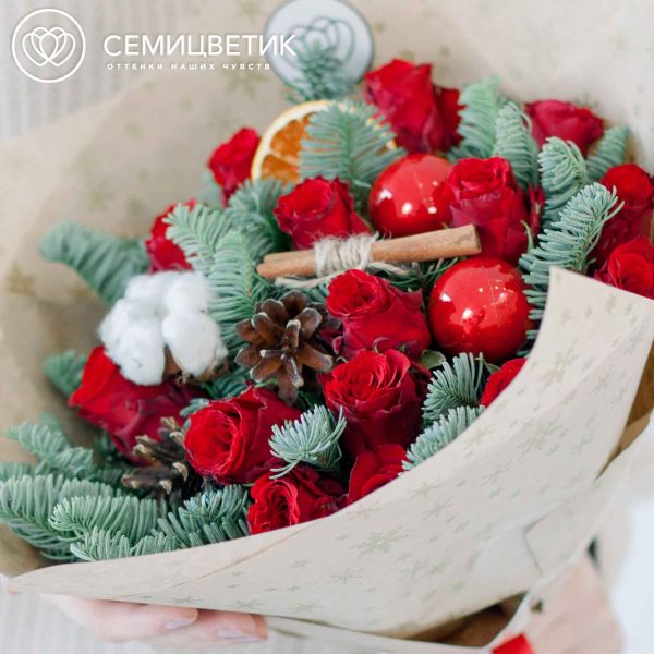 Букет из 15 красных роз 40 см (Кения) с елью, корицей и шишками в крафте