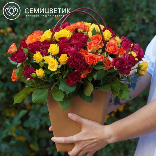 Композиция из 25 кустовых роз в ярких тонах в сумочке