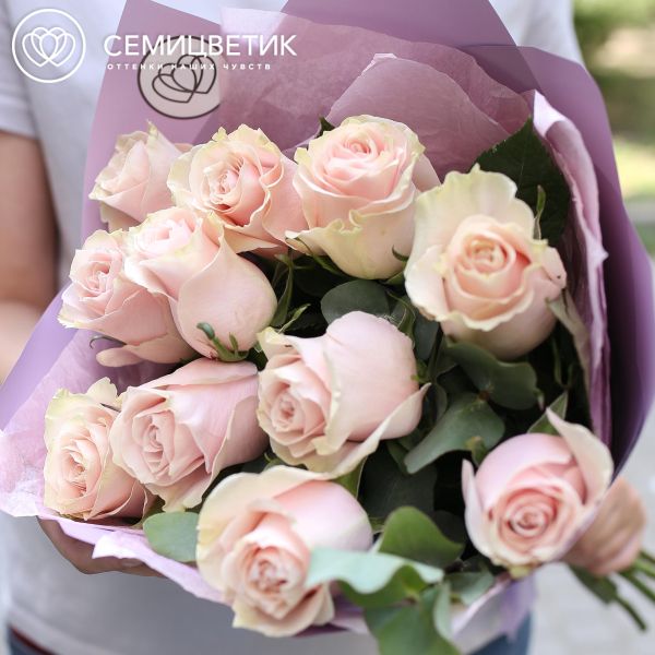 Букет из 11 нежно-розовых роз Pink Mondial 50 см (Эквадор) c эвкалиптом