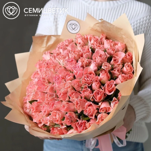Букет из 101 коралловой розы 35 см (Кения) в кремовой упаковке